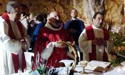 12 28 messa in grotta