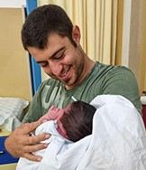 Il portalettere Giovanni Gallo con il piccolo Giulio 5 mesi web