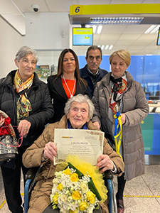 La Centenaria Silvia Franzi con Maria Bonaria Zedda Responsabile Gestione Operativa Poste Italiane Oristano le figlie Maria e Marinella e il genero Paolo 002