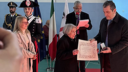 consegna medaglia foibe foto piccola