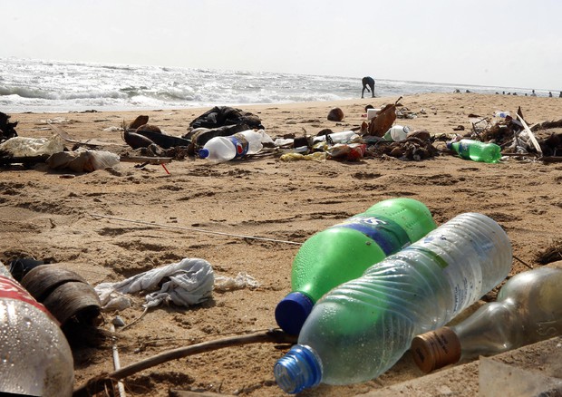 plastica in spiaggia
