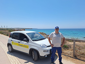 Il portalettere Luca Cadoni durante davanti a SArena Scoada foto piccola