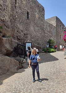 La portalettere Berta durante la sua gita di recapito foto web