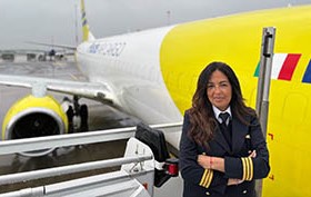 Silvia Baldussu davanti a un velivo di Poste Air Cargo foto piccola
