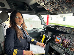 Silvia Baldussu in cabina di pilotaggio foto piccola